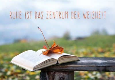 Gl?ckwunsch - offenes Buch mit Blatt auf Tisch Gl?ckwunsch - offenes Buch mit Blatt auf Tisch