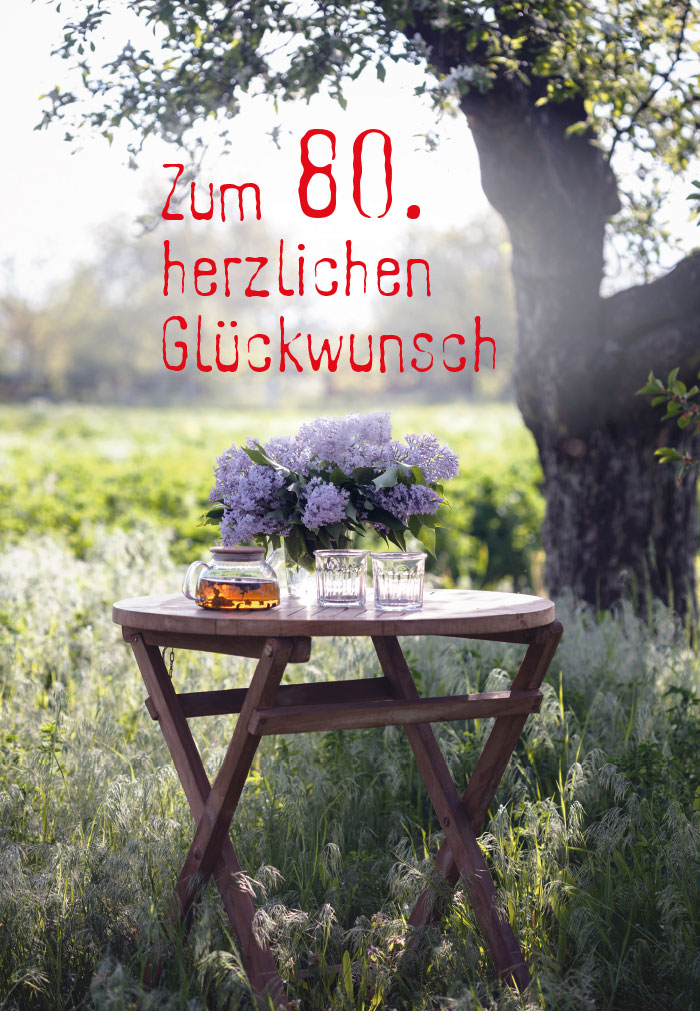 Zahlengeburtstag - Holztisch unter Baum, Tee Zahlengeburtstag - Holztisch unter Baum, Tee