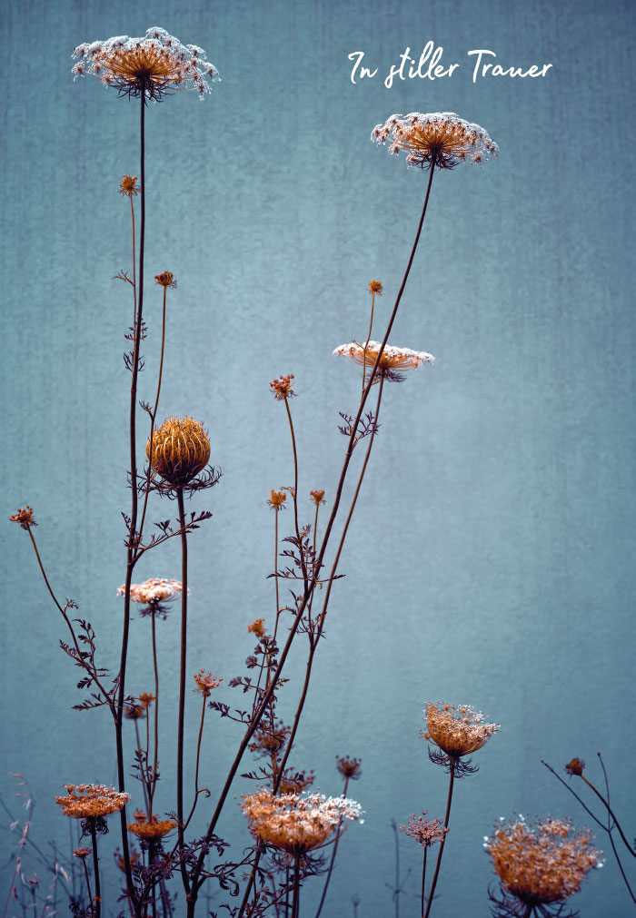 Trauer - Grunge Flowers auf grau, blauem Grund