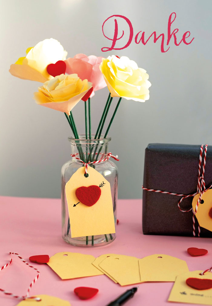 Danke - Papierblumen und rote Herzen Danke - Papierblumen und rote Herzen