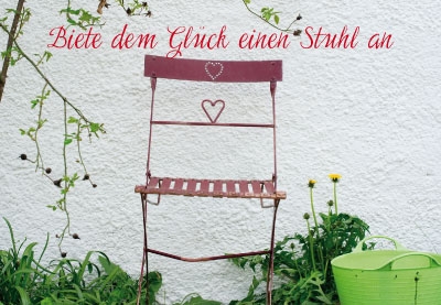 Gute Laune für jede Gelegenheit - Gartenstuhl vor weißer Wand Gute Laune für jede Gelegenheit - Gartenstuhl vor weißer Wand