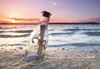 Gute Laune Grüße an den Norden - Flaschenpost am Strand Gute Laune Grüße an den Norden - Flaschenpost am Strand
