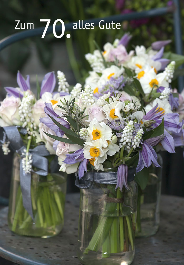 Zahlengeburtstag - weiße Blumensträuße in Vasen Zahlengeburtstag - weiße Blumensträuße in Vasen