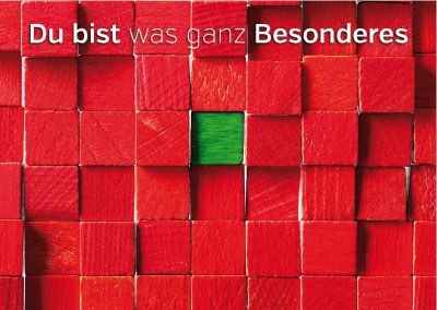 Postkarte - viel rot und ein grünes Holzklötzchen Postkarte - viel rot und ein grünes Holzklötzchen