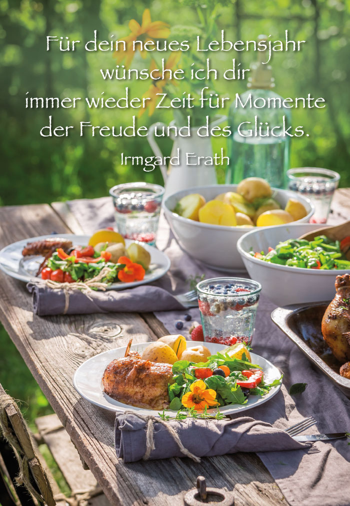 Geburtstag - Geburtstagsessen auf Holztisch in der Natur Geburtstag - Geburtstagsessen auf Holztisch in der Natur