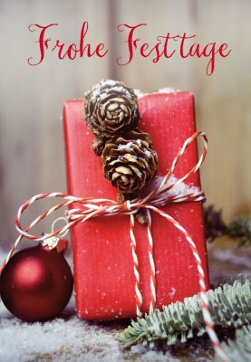 Weihnachten - rotes Geschenk mit Kugel und Zapfen 
