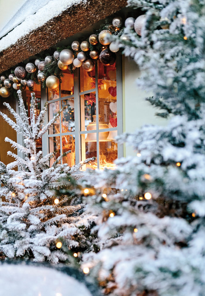 Vorweihnachtszeit - erleuchtetes Wohnzimmerfenster, Schnee Vorweihnachtszeit - erleuchtetes Wohnzimmerfenster, Schnee