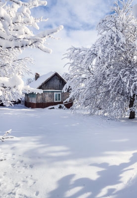 Winterlandschaft - Haus im tiefen Schnee Winterlandschaft - Haus im tiefen Schnee