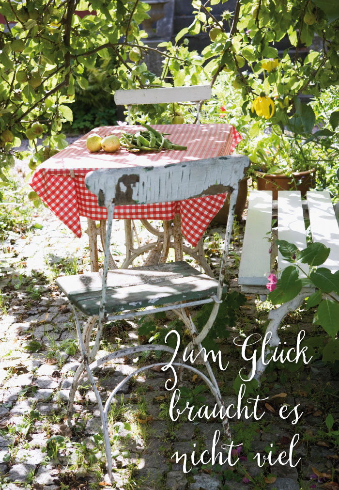 Gute Laune für jede Gelegenheit - Tisch im Garten, karierte Tischdecke