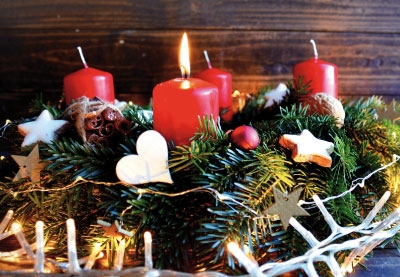 Weihnachten - Adventskranz, eine brennende Kerze Weihnachten - Adventskranz, eine brennende Kerze